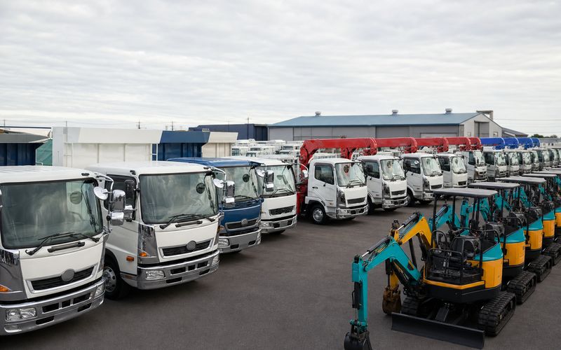 ダンプ・ユニック・重機が種類ごとに並ぶ買取会社のヤード